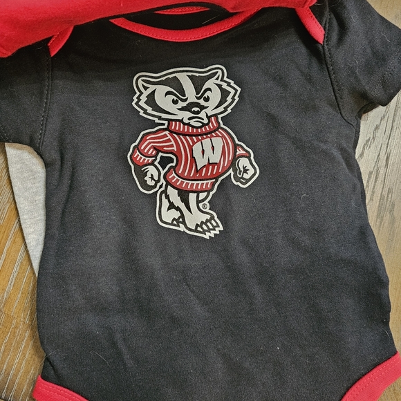 Gen2 Infant Wisconsin Badgers 3-Piece Creeper set 12 month - Picture 3 of 5